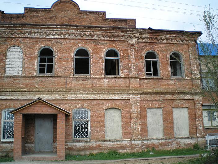 Orlovskaya's former school, currently a shop is located on the first floor. Photo (2007) courtesy of Valeri Taboyakov and originally posted to Wolgadeutsche.net.