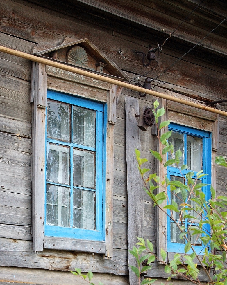 Rising sun motif above the window of a Volga German home